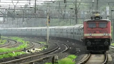 mumbai  सिग्नल प्वॉइंट ठीक कर रहे थे रेलवे कर्मचारी  अचानक आ गई ट्रेन  तीन की मौत