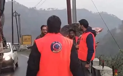 जम्मू कश्मीर के रामबन में बड़ा हादसा  300 मीटर गहरी खाई में गिरी टैक्सी  10 लोगों की मौत