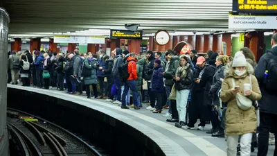 train strike  जर्मनी में क्यों हुई ट्रेन स्ट्राइक  लाखों लोग परेशान  रेलवे स्टेशनों पर पसरा सन्नाटा