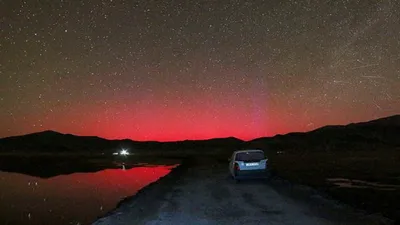 दुर्लभ वायुमंडलीय घटना  लाल रंग की चमक से रोशन हुआ लद्दाख का आसमान  सौर चुंबकीय तूफान है वजह