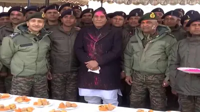 रक्षामंत्री राजनाथ सिंह ने लेह में सेना के जवानों के साथ मनाई होली  गुलाल लगाकर दीं त्योहार की बधाइयां