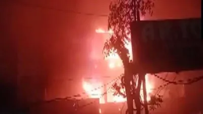 कानपुर के हमराज मार्केट में लगी भीषण आग  दिल्ली के वजीरपुर में भी अग्निकांड