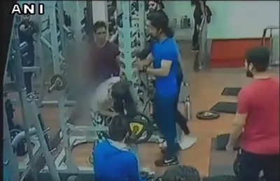 video  जिम में बेहूदा हरकत कर रहा था लड़का  लड़की ने की शिकायत तो दे मारी लात