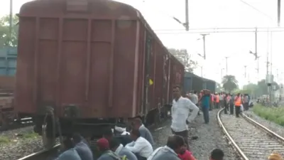 ayodhya  मालगाड़ी के चार डिब्बे पटरी से उतरे  कई ट्रेनों के बदले गए रूट