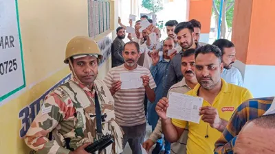 कश्मीर में दिखा चुनावी जोश  कभी गांव के लोगों ने लगाया था सेना पर उत्पीड़न का आरोप  मतदान के लिए देखने को मिली लंबी लंबी कतार