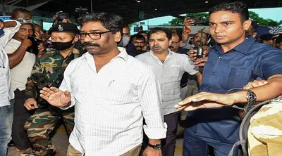 jharkhand news updates  सियासी हलचल के बीच हेमंत सोरेन और कांग्रेस के विधायकों ने की गवर्नर से मुलाकात