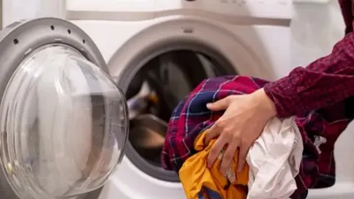 इन कपड़ों को भूलकर भी न धोएं washing machine में  साफ का तो पता नहीं सूरत जरूर बिगड़ जाएगी