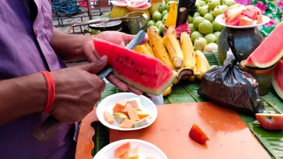 चिंता  दिल्ली में रोक के बाद भी खुले में बिक रहे हैं कटे फल और जूस