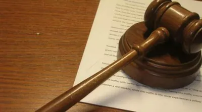 पुणे की अदालत ने सुनवाई के दौरान महिला वकीलों के बाल संवारने पर लगाई रोक  फिर पीछे खींचे कदम