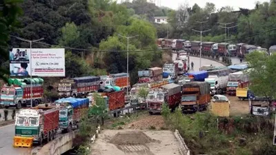 landslide  जम्मू कश्मीर में भूस्खलन से हाईवे पर आवाजाही ठप  सड़क पर ट्रकों की लंबी कतार लगी