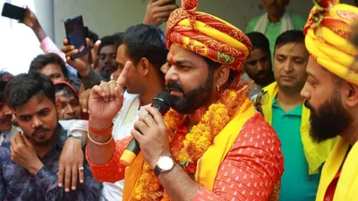 bhojpuri adda  काराकट के लोगों को अपना मोबाइल नंबर बांटते फिर रहे पवन सिंह  बोले   मैं तुम्हारा भाई हूं… 