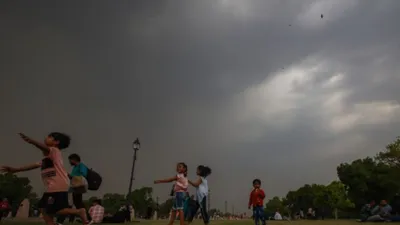 delhi weather forecast  दिल्ली में आज भी आंधी बारिश का येलो अलर्ट  दो दिन में 7 डिग्री लुढ़का पारा