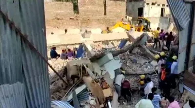 gurugram building collapsed  गुरुग्राम में पुरानी बिल्डिंग गिरने से बड़ा हादसा  एक मजदूर की मौत  एक मलबे में फंसा  बचाव कार्य जारी