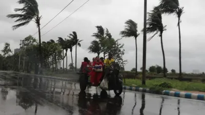 cyclone remal  साइक्लोन  रेमल  से कोलकाता में भारी बारिश  कई इलाकों में भरा पानी  जानें ताजा अपडेट