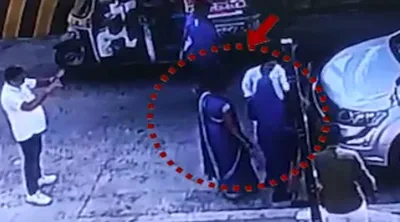 up news  बजरंग दल का नेता बता टोल देने से किया इनकार  पत्नी की बीच सड़क हुई बाल खींच कर पिटाई