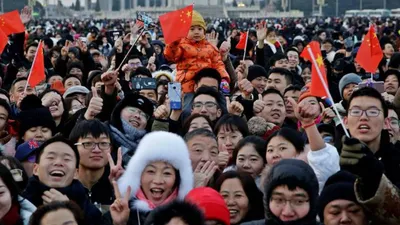 चीन में नहीं बढ़ पा रही जनसंख्या  लगातार दूसरे साल आई गिरावट  काम करने पर मजबूर बुजुर्ग