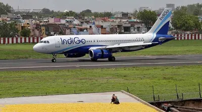 कानपुरः इंडिगो के विमान का इंजन फेल  आठ घंटे फंसे रहे क्रिकेटर्स  यात्रियों ने किया हंगामा