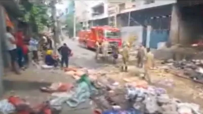 नरेला में फैक्ट्री में लगी भीषण आग  3 की मौत  छह लोग गंभीर  मौके पर दमकल की गाड़ियां