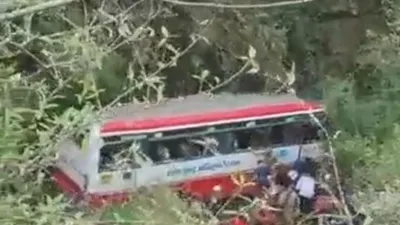 uttarakhand  मसूरी देहरादून रूट पर खाई में गिरी रोडवेज बस  2 की मौत  22 सवारी घायल