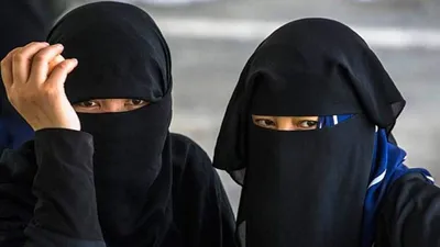 burqa row  मुरादाबाद के हिंदू कालेज में बुर्का पहनकर आने पर प्रवेश से रोका  छात्राओं ने कहा  नहीं मानेंगे ड्रेस कोड