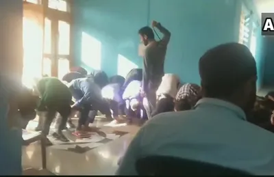 10 मिनट देर से क्लास पहुंचे छात्र तो गुस्साए टीचर ने बना दिया मुर्गा  पीठ पर बरसाई छड़ी  वीडियो वायरल