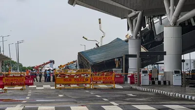 delhi igi airport roof shed collapse  चश्मदीदों ने बताया एक बार तो लगा कि कोई बड़ा विस्फोट हुआ  भीड़ नहीं होने से बच गई लोगों की जान