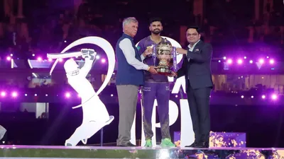 ipl trophy  जानिए आईपीएल चैंपियन बनने के बाद किसके पास रहती है ट्रॉफी  टीम या कप्तान में कौन रखता है  दिलचस्प है इतिहास