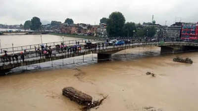 jhelum river  श्रीनगर की झेलम नदी में नाव पलटी  स्कूली बच्चों समेत कई लोग डूबे  चार शव बरामद
