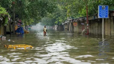 delhi flood  बाढ़ पीड़ित परिवारों को मिलेगी 10 हजार रुपये की सहायता  cm केजरीवाल का ऐलान